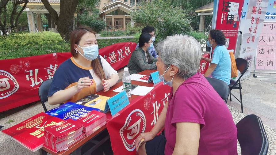 弘嘉律师送法进社区，为居民提供义务法律咨询