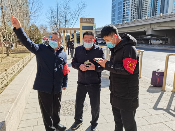 弘嘉积极参与两会长安街治安伞下值岗，首都学雷锋志愿活动